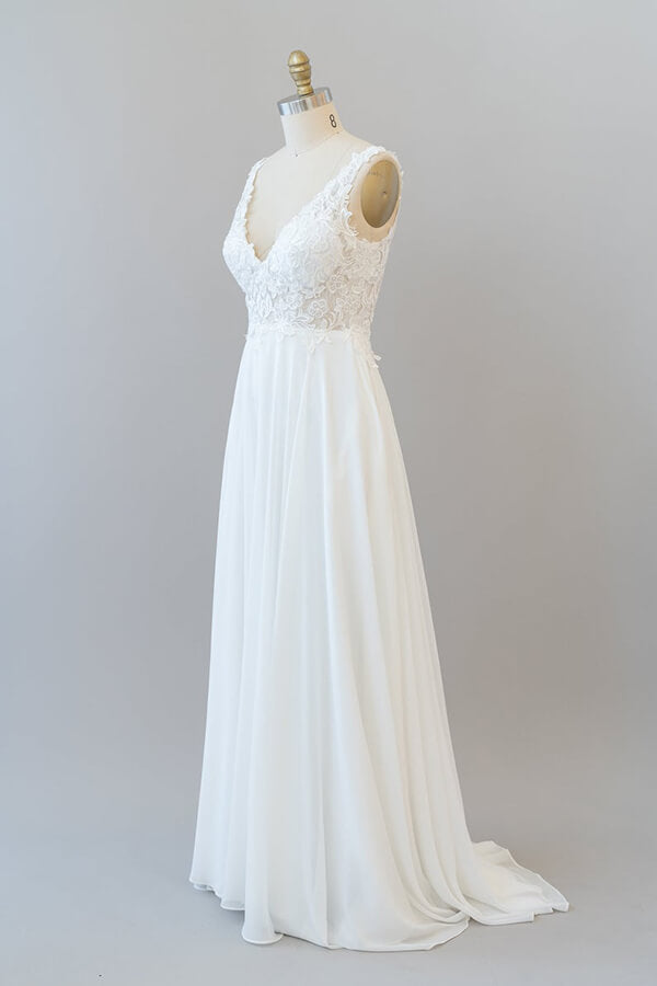 Robe de mariée longue en mousseline avec appliques en dentelle et encolure en V évasée