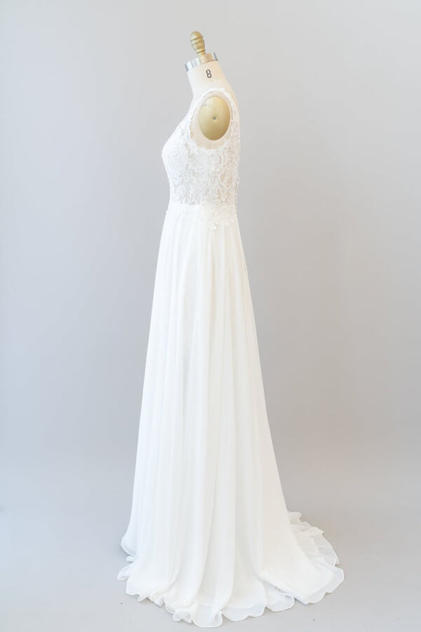 Robe de mariée longue en mousseline avec appliques en dentelle et encolure en V évasée