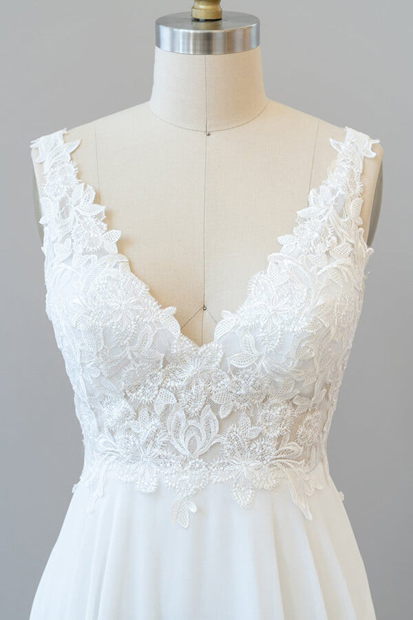 Robe de mariée longue en mousseline avec appliques en dentelle et encolure en V évasée