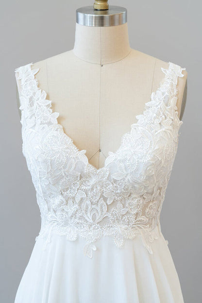 Langes A-Linien-Brautkleid aus Chiffon mit V-Ausschnitt und Spitzenapplikationen