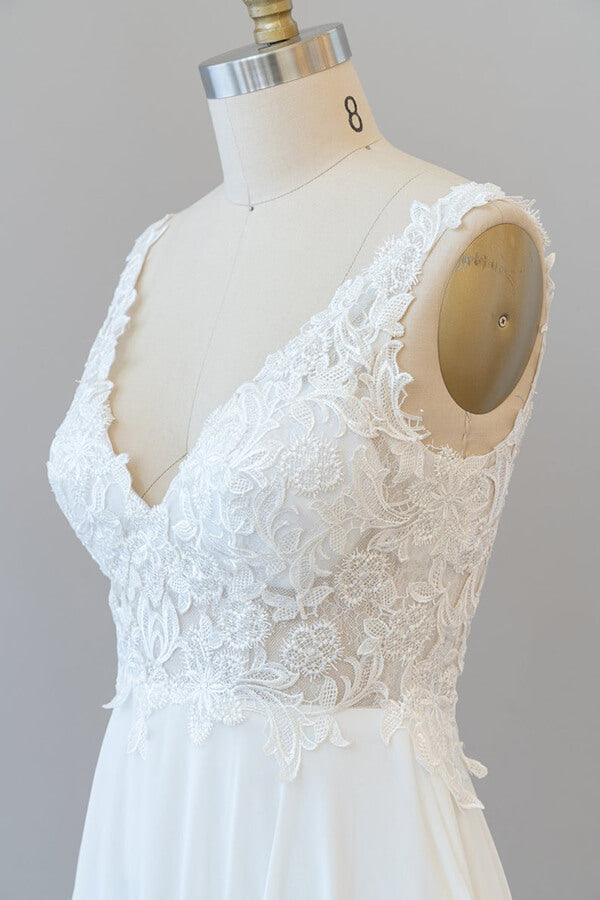 Robe de mariée longue en mousseline avec appliques en dentelle et encolure en V évasée