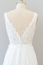 Robe de mariée longue en mousseline avec appliques en dentelle et encolure en V évasée