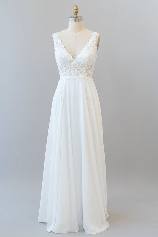 Langes A-Linien-Brautkleid aus Chiffon mit V-Ausschnitt und Spitzenapplikationen