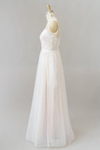 فستان زفاف طويل بقصة على شكل حرف A وياقة على شكل V مزين بتطريزات دانتيل وتول بدون ظهر