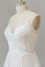 فستان زفاف طويل بقصة على شكل حرف A وياقة على شكل V مزين بتطريزات دانتيل وتول بدون ظهر