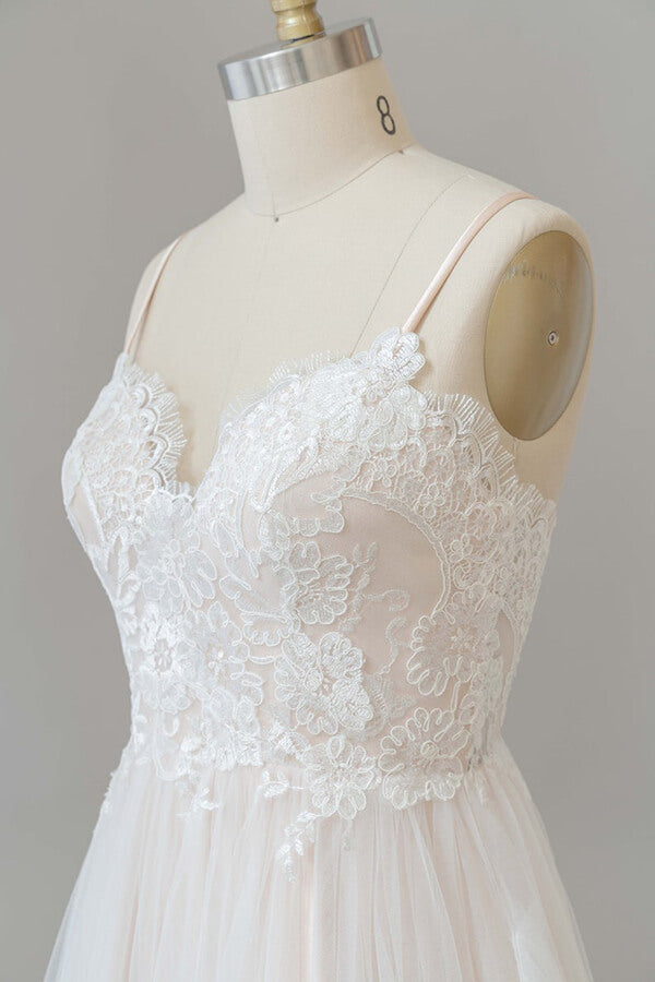 فستان زفاف طويل بقصة على شكل حرف A وياقة على شكل V مزين بتطريزات دانتيل وتول بدون ظهر