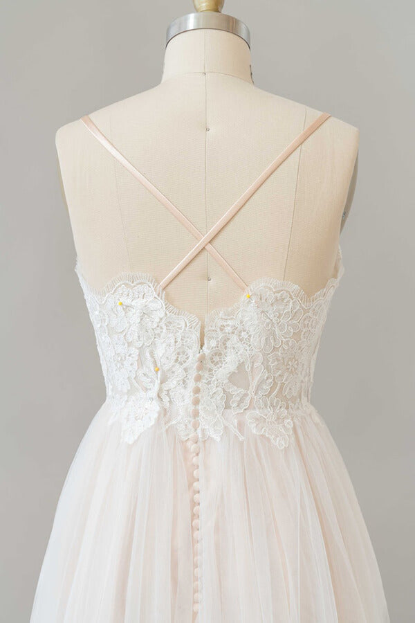 فستان زفاف طويل بقصة على شكل حرف A وياقة على شكل V مزين بتطريزات دانتيل وتول بدون ظهر