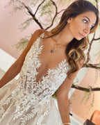 Vestido de Noiva Comprido em Linha A com Decote em V, Apliques de Renda, Tule e Costas Descobertas