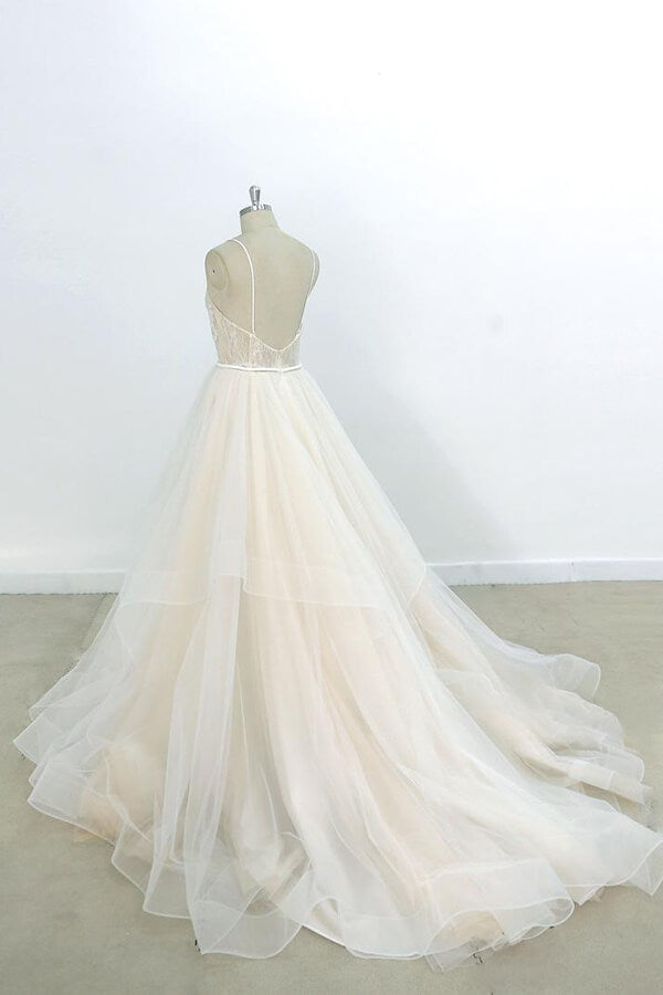 Robe de mariée longue en tulle avec appliques en dentelle, coupe évasée et col en V