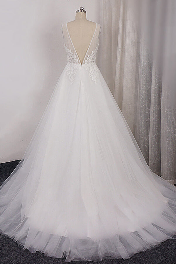 Robe de mariée longue en tulle avec appliques en dentelle, coupe évasée et col en V
