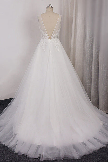 Langes A-Linien-Brautkleid mit V-Ausschnitt, Spitzenapplikationen und Tüll