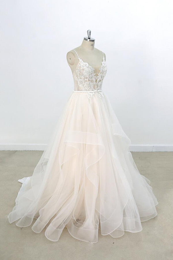Robe de mariée longue en tulle avec appliques en dentelle, coupe évasée et col en V