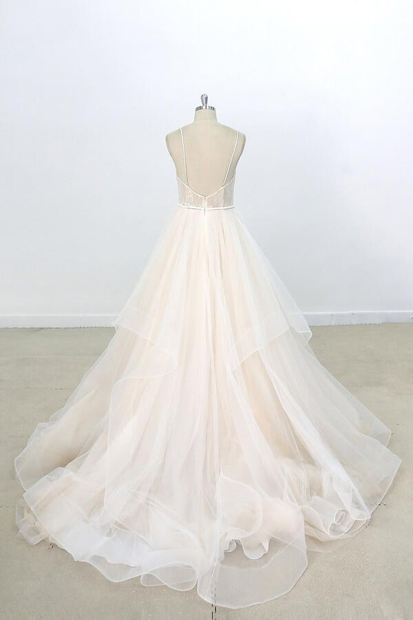 Robe de mariée longue en tulle avec appliques en dentelle, coupe évasée et col en V