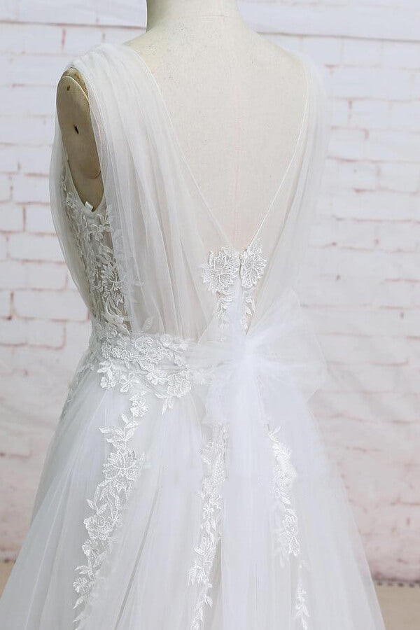 Robe de mariée longue en tulle avec appliques en dentelle, coupe évasée et col en V
