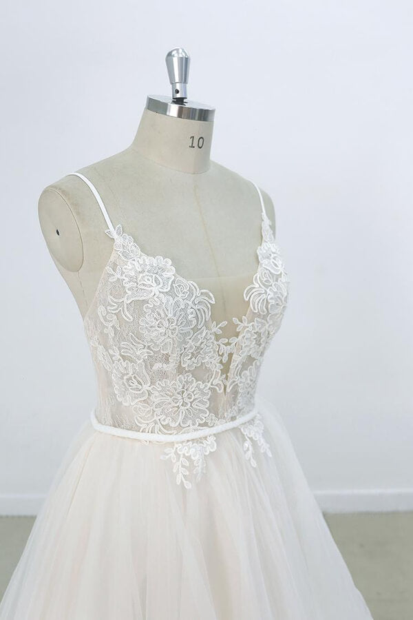 Robe de mariée longue en tulle avec appliques en dentelle, coupe évasée et col en V