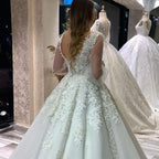 Vestido de Noiva Longo em Linha A com Decote em V, Aplicações de Renda e Tule, com Mangas Compridas Bufantes