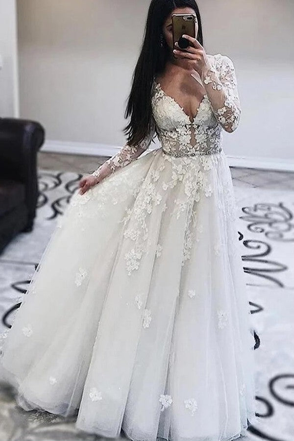 Robe de mariée longue en tulle avec appliques en dentelle, encolure en V et manches, coupe évasée