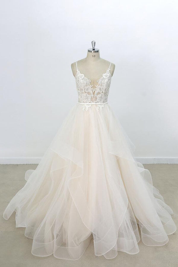 Robe de mariée longue en tulle avec appliques en dentelle, coupe évasée et col en V