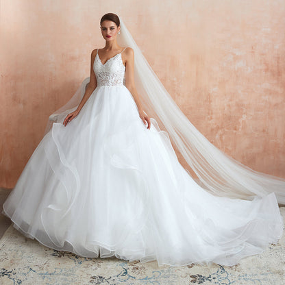 Langes A-Linien-Brautkleid aus Tüll mit V-Ausschnitt und Applikationen