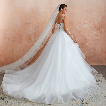 Langes A-Linien-Brautkleid aus Tüll mit V-Ausschnitt und Applikationen
