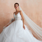 Robe de mariée longue en tulle avec appliques, en ligne A et col en V