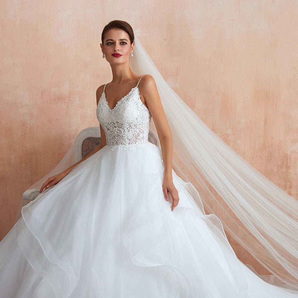 Robe de mariée longue en tulle avec appliques, en ligne A et col en V