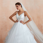 Robe de mariée longue en tulle avec appliques, en ligne A et col en V