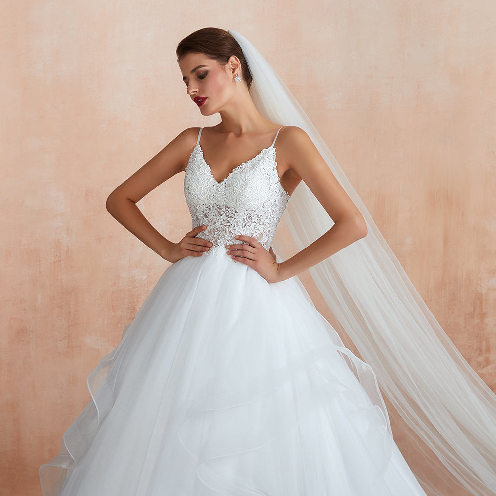Robe de mariée longue en tulle avec appliques, en ligne A et col en V