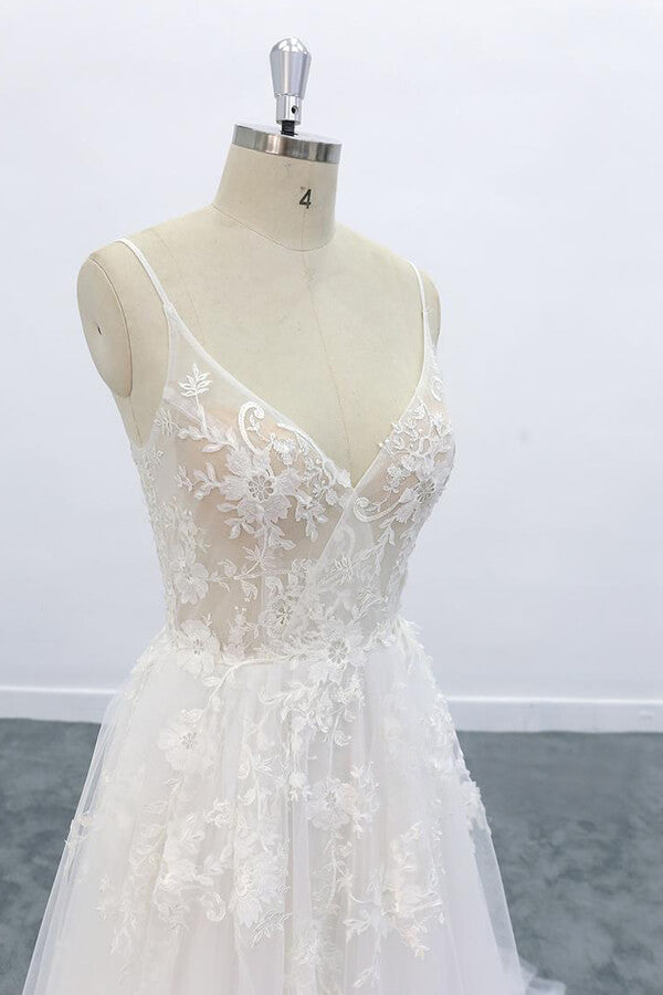 Robe de mariée longue en tulle avec appliques en dentelle, décolleté en V, dos nu et coupe évasée