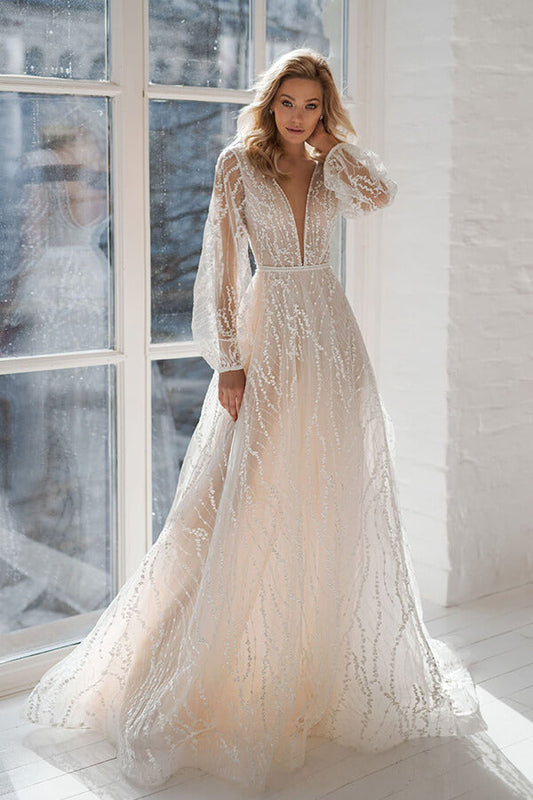 Langes A-Linien-Brautkleid aus Tüll mit V-Ausschnitt und Hofschleppe und Ärmeln