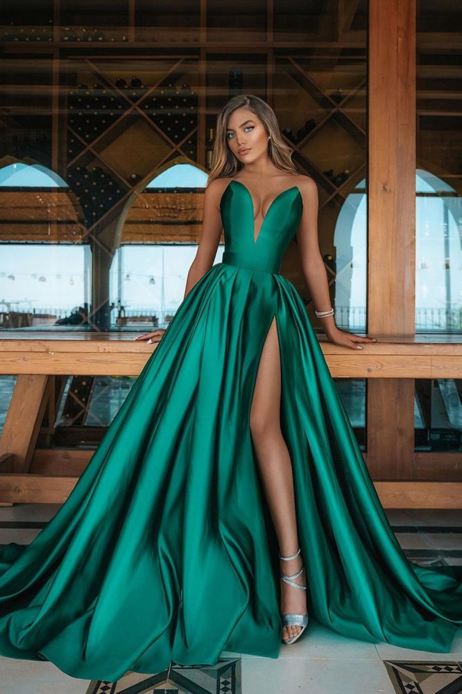 Vestido de cerimónia verde esmeralda comprido em linha A com decote em V e racha