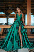 Vestido de cerimónia verde esmeralda comprido em linha A com decote em V e racha