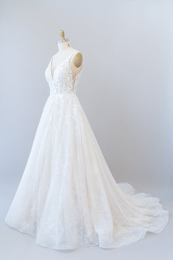 Robe de mariée longue en tulle avec décolleté en V, dos ouvert et appliques en dentelle, coupe évasée