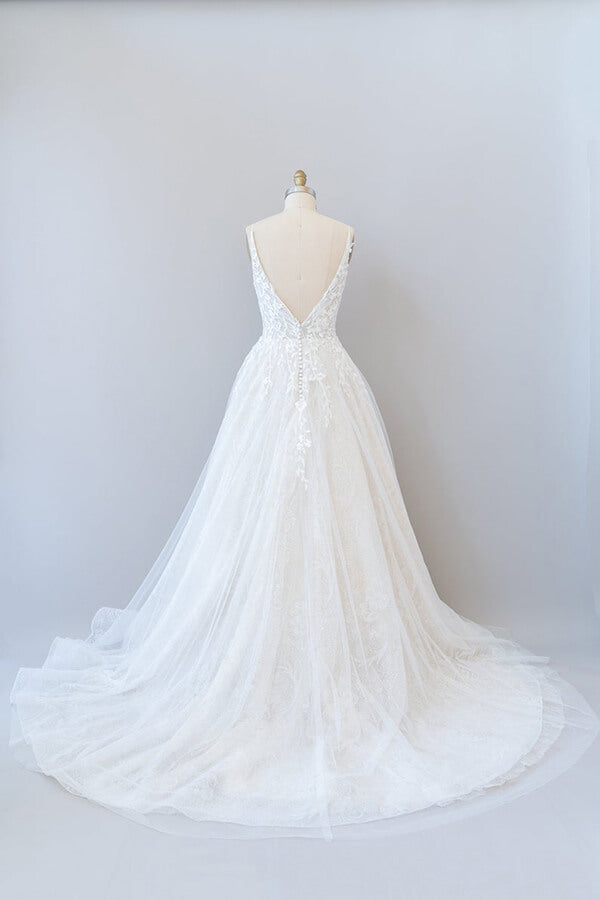 Robe de mariée longue en tulle avec décolleté en V, dos ouvert et appliques en dentelle, coupe évasée