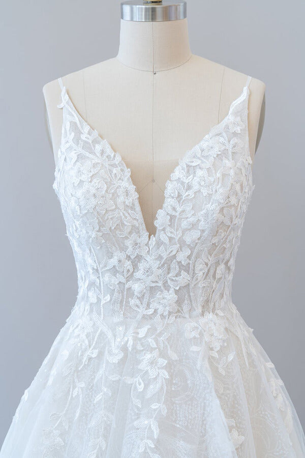 Robe de mariée longue en tulle avec décolleté en V, dos ouvert et appliques en dentelle, coupe évasée