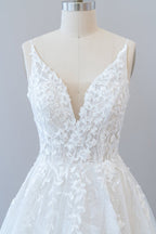 Robe de mariée longue en tulle avec décolleté en V, dos ouvert et appliques en dentelle, coupe évasée