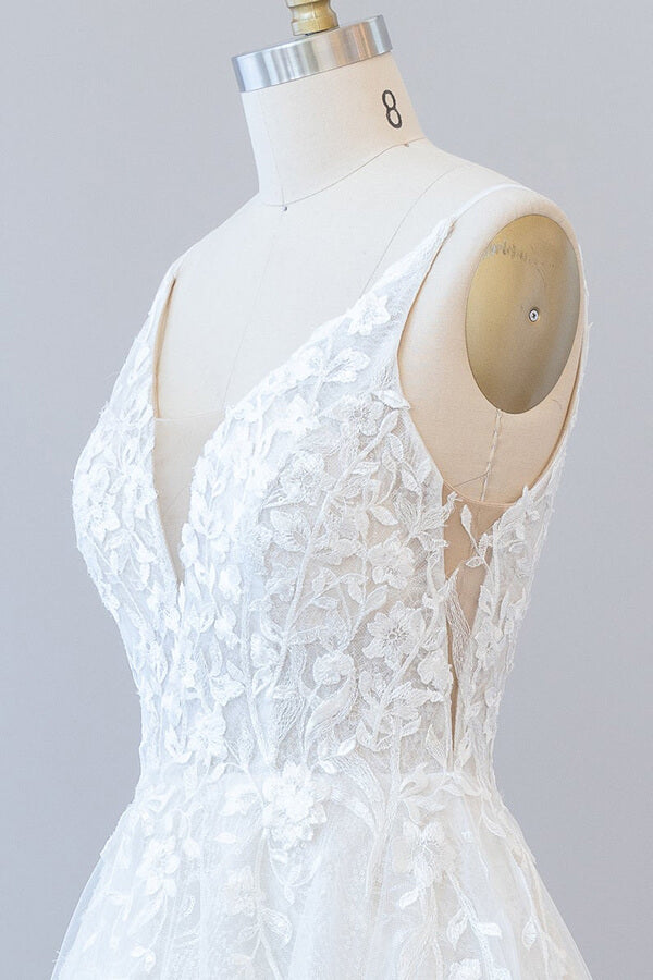 Robe de mariée longue en tulle avec décolleté en V, dos ouvert et appliques en dentelle, coupe évasée