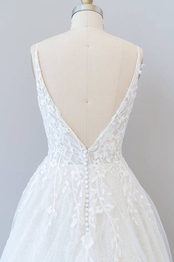 Robe de mariée longue en tulle avec décolleté en V, dos ouvert et appliques en dentelle, coupe évasée