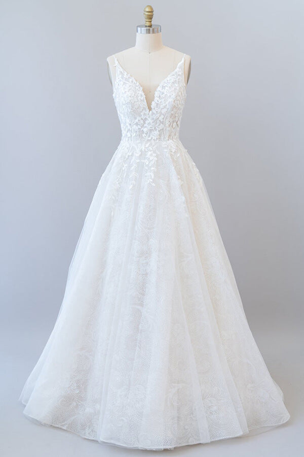 Robe de mariée longue en tulle avec décolleté en V, dos ouvert et appliques en dentelle, coupe évasée