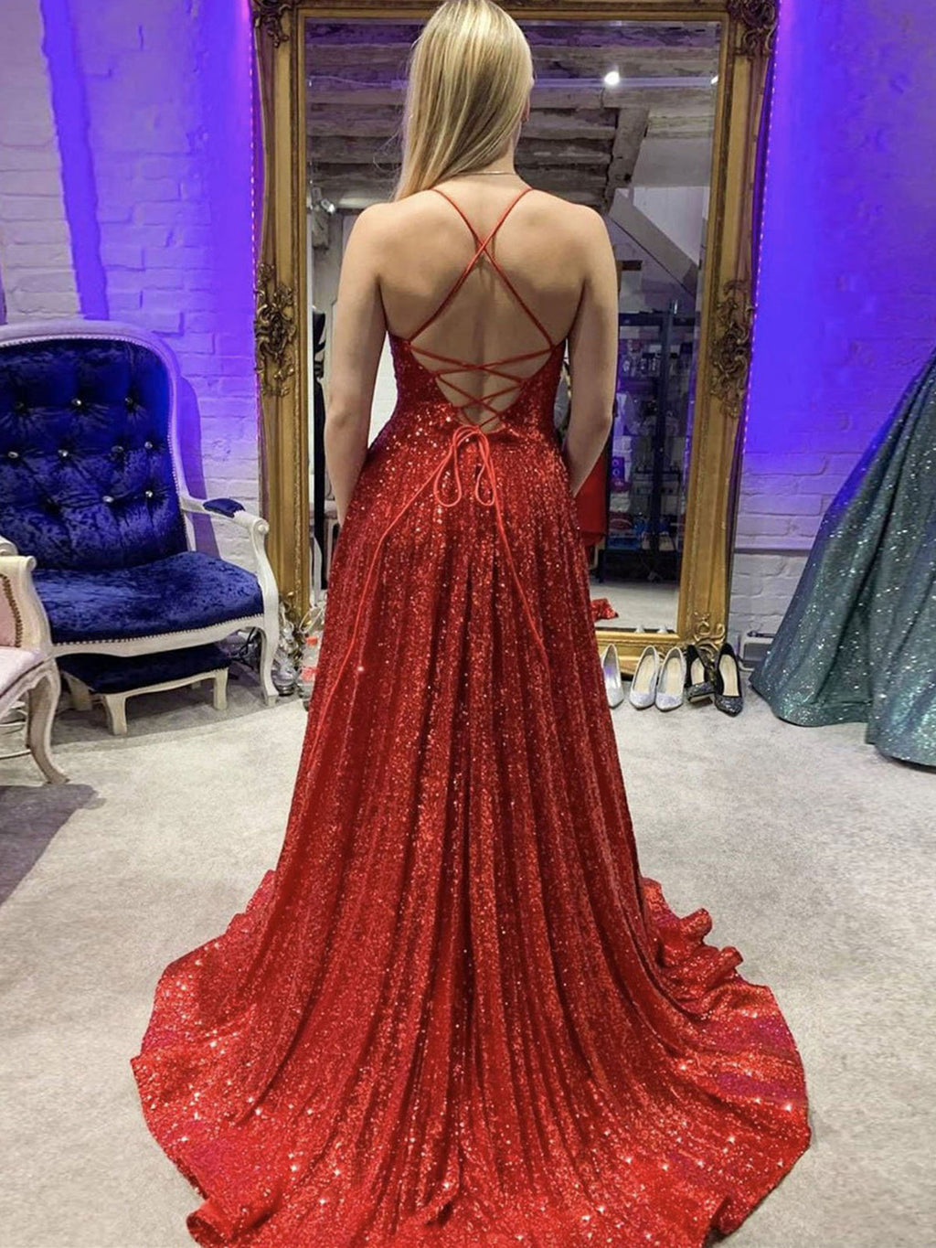 Vestido longo de baile em linha A com decote em V, lantejoulas, costas descobertas, fenda, bordô, formal, para formatura e cerimónias à noite