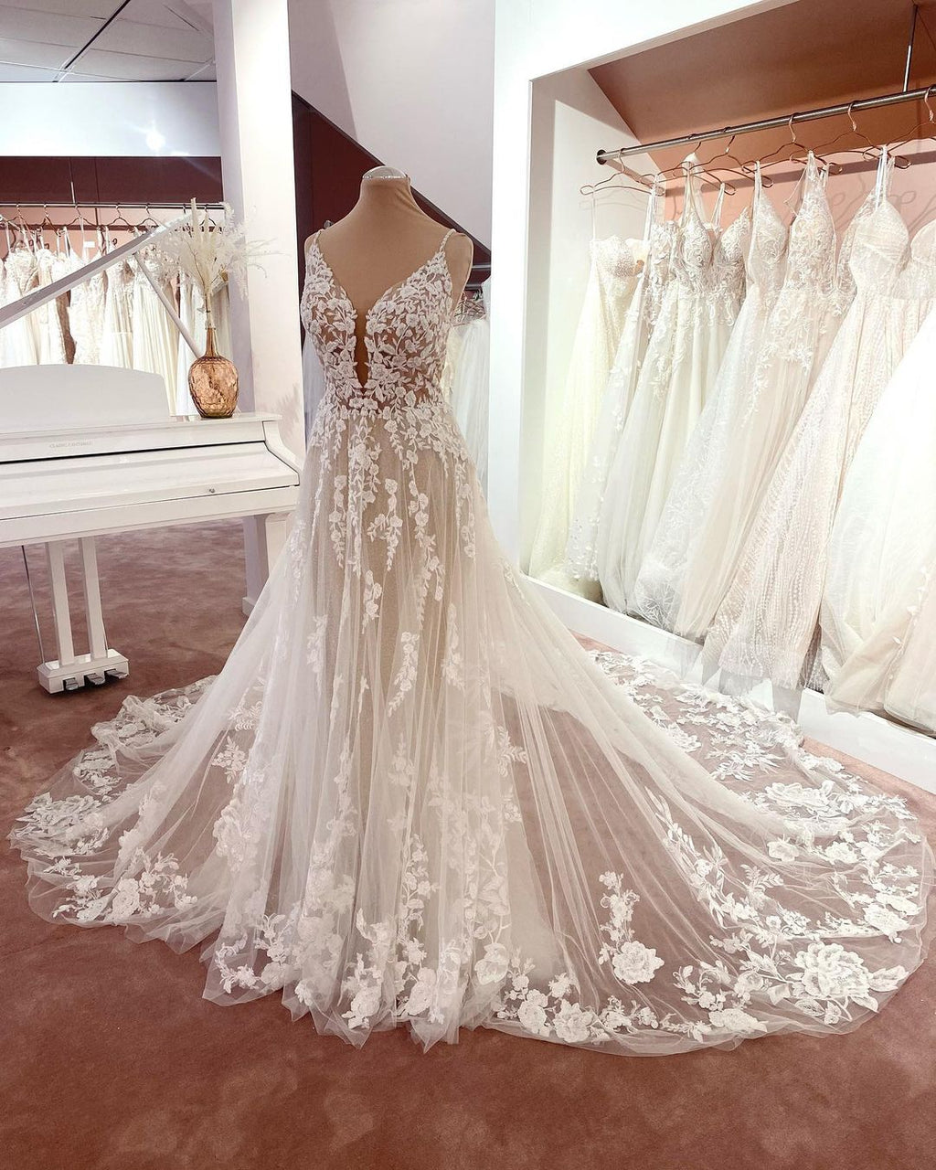 Robes de mariée bohèmes longues en tulle à dentelle florale, sans manches, col en V, coupe évasée