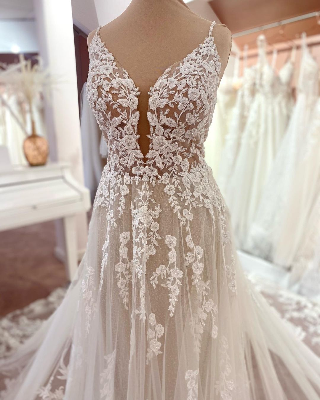 Robes de mariée bohèmes longues en tulle à dentelle florale, sans manches, col en V, coupe évasée