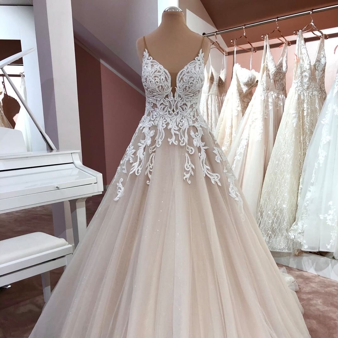 Robe de mariée longue en ligne A, col en V, fines bretelles spaghetti, dos nu, appliques en dentelle et tulle