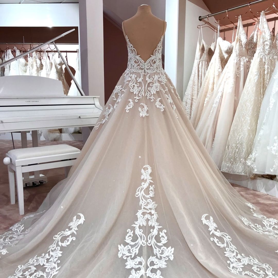 Robe de mariée longue en ligne A, col en V, fines bretelles spaghetti, dos nu, appliques en dentelle et tulle