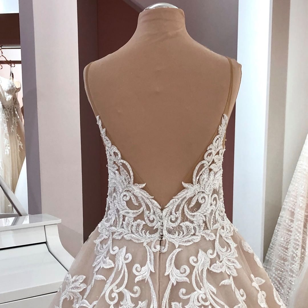 Robe de mariée longue en ligne A, col en V, fines bretelles spaghetti, dos nu, appliques en dentelle et tulle