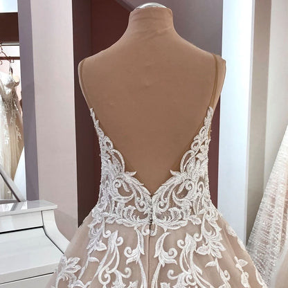 Langes A-Linien-Brautkleid mit V-Ausschnitt und Spaghettiträgern, rückenfrei, Applikationen, Spitze und Tüll