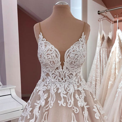 Langes A-Linien-Brautkleid mit V-Ausschnitt und Spaghettiträgern, rückenfrei, Applikationen, Spitze und Tüll