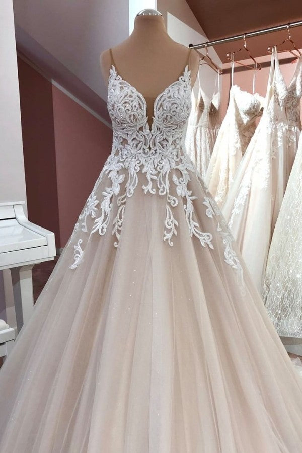 Robe de mariée longue en ligne A, col en V, fines bretelles spaghetti, dos nu, appliques en dentelle et tulle