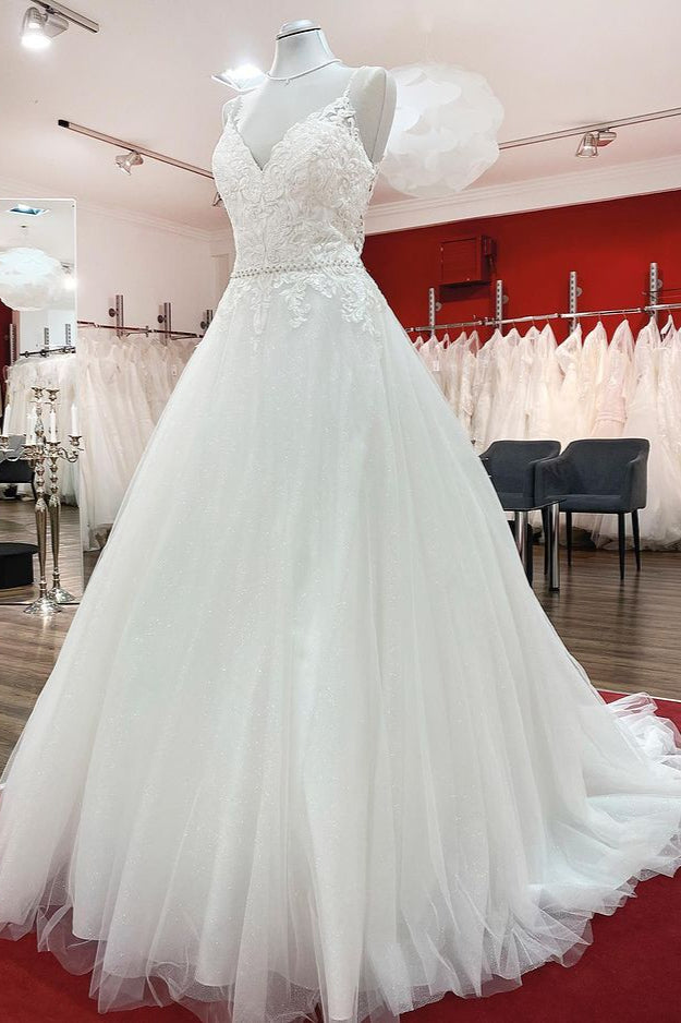 Robe de mariée longue en ligne A, décolleté en V, bretelles fines, dos nu avec dentelle