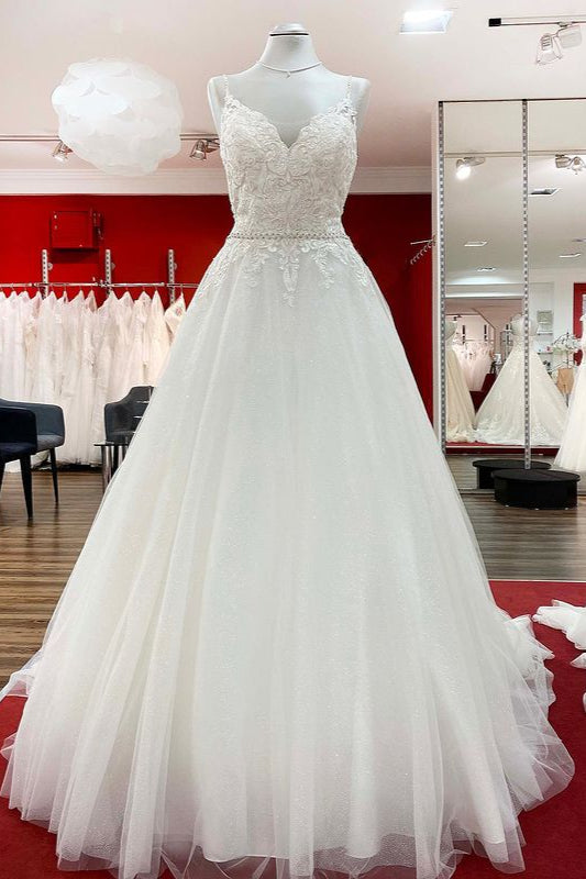 Robe de mariée longue en ligne A, décolleté en V, bretelles fines, dos nu avec dentelle